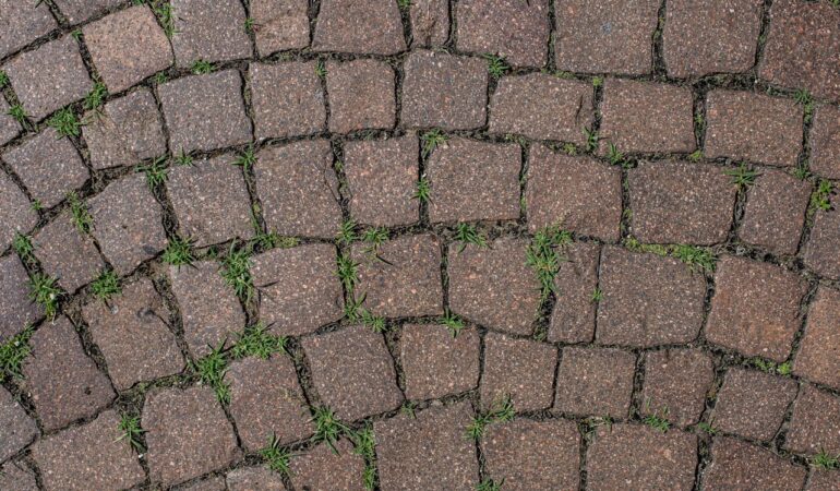 Pavage en pente : méthodes fiables pour éviter les glissements