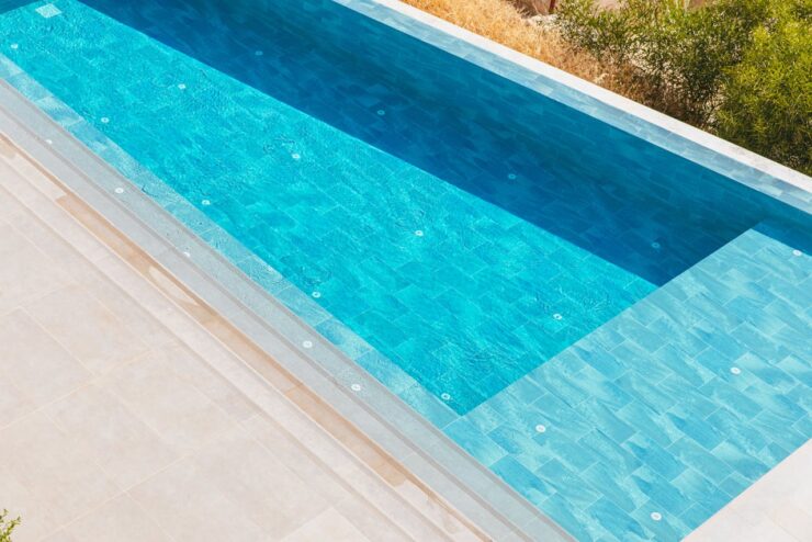 Couleur de l’eau selon la mosaïque piscine (bleu, vert, gris)