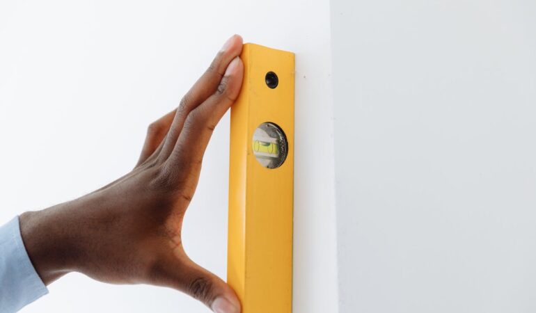 Le rôle du géomètre dans le nivellement de piscine