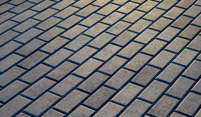 Erreur classique : oublier la fondation de forme sous les pavés