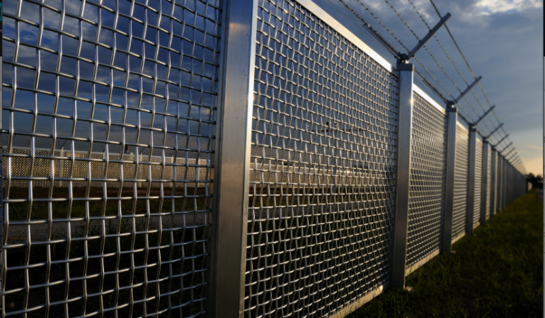 Pose de clôtures industrielles : les matériaux de haute résistance pour une sécurité durable