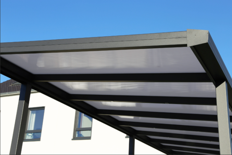 Carport en aluminium : comment dissimuler efficacement les gouttières et descentes d’eau ?