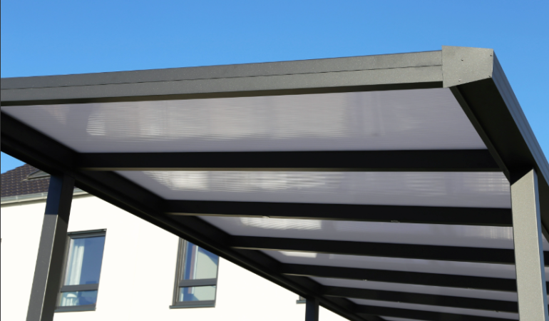 Carport en aluminium : comment dissimuler efficacement les gouttières et descentes d’eau ?
