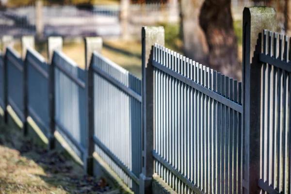 Clôture : les astuces pour fixer solidement vos panneaux