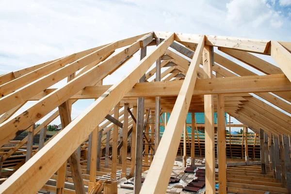 Comment concevoir et installer des fermes de toit traditionnelles ?