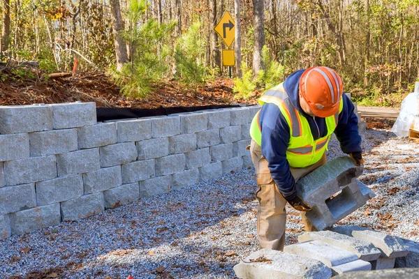 Mur de soutènement : choisir entre parpaings ou gabions