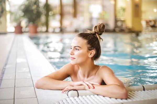 Piscine : les avantages de la piscine intérieure toute l’année