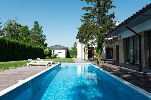 Piscines en gunite : l&rsquo;excellence de la construction