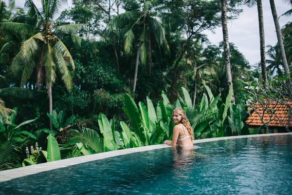Piscine écologique : l&rsquo;alternative naturelle avec filtration bio