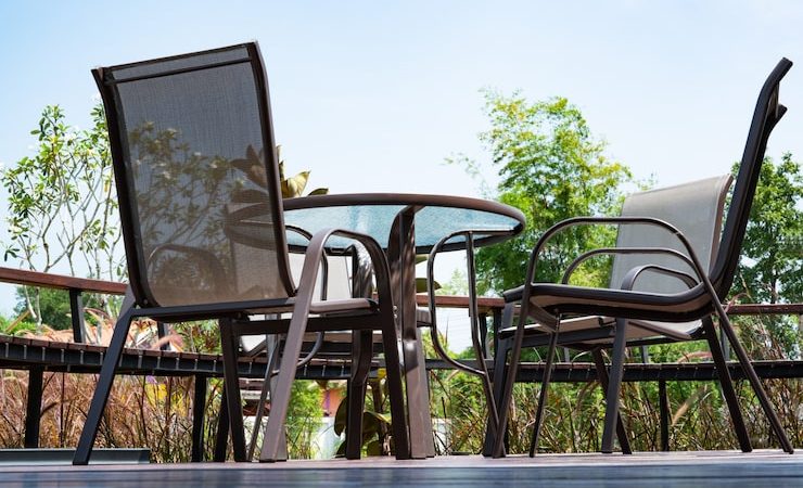 Mobilier de jardin en acier texturé : robustesse et lignes épurées