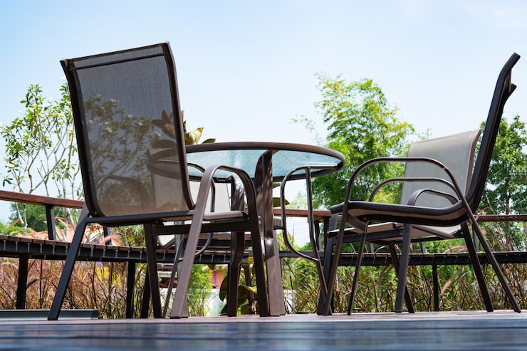 Mobilier de jardin en acier texturé : robustesse et lignes épurées