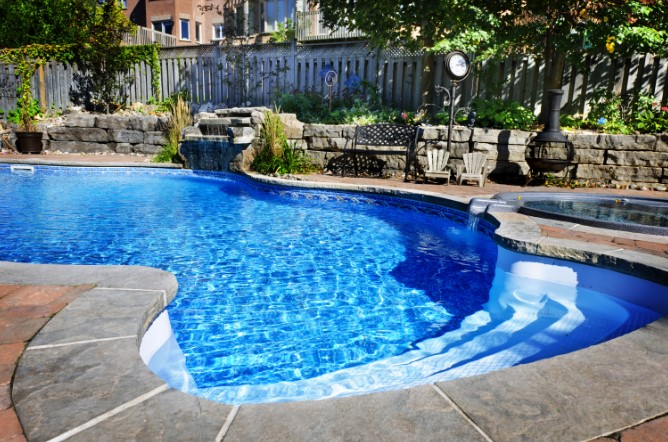 Piscine en gunite : pourquoi ce béton projeté garantit une étanchéité parfaite ?