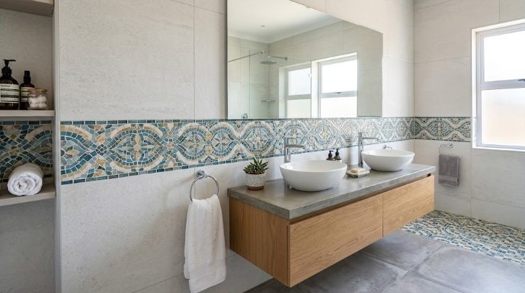 Salle de bain : créer une frise décorative personnalisée en tesselles