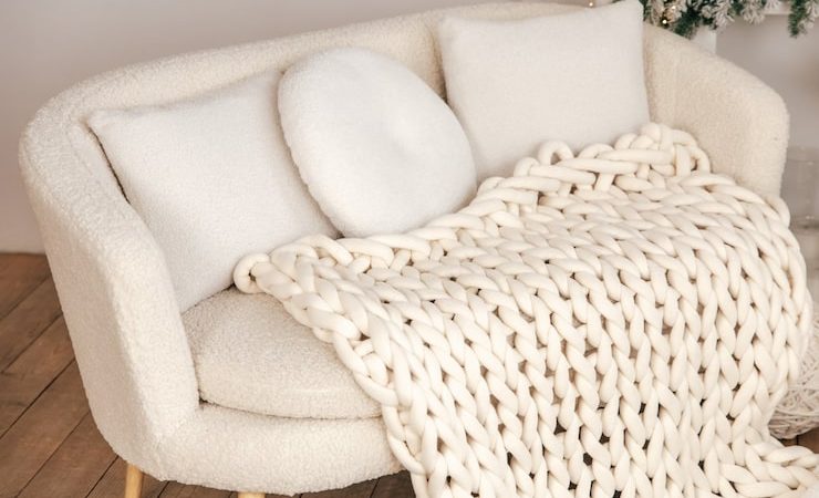 Le plaid en grosse maille XXL : la star des intérieurs cocooning