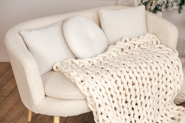 Le plaid en grosse maille XXL : la star des intérieurs cocooning