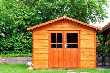 Abri de jardin en résine PVC : le cabanon sans entretien qui craint ni roule ni pourriture