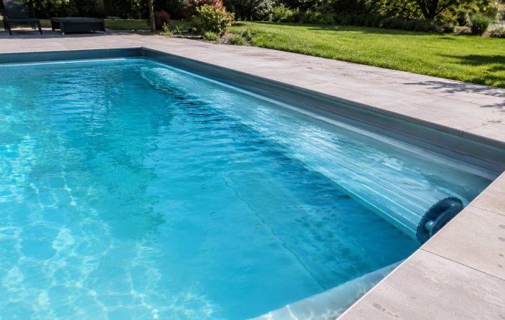 Construction de piscines : installer un volet roulant immergé discret et sécurisé