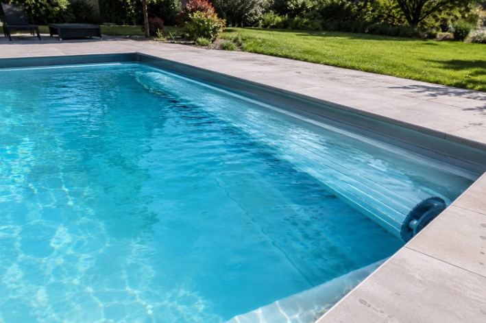 Construction de piscines : installer un volet roulant immergé discret et sécurisé